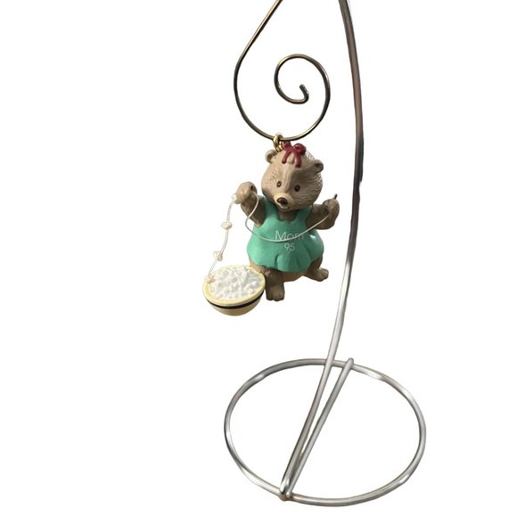 Vintage 1995‎ Mom Hallmark Keepsake Bean Ornament - Picture 1 of 6